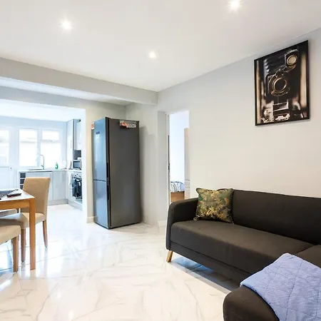 Amazing 3 Bedroom, 2 Bathroom, Ground Floor Flat With Garden, Near Train Station And Bus Stop Londres Extérieur photo
