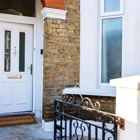 Amazing 3 Bedroom, 2 Bathroom, Ground Floor Flat With Garden, Near Train Station And Bus Stop Londres Extérieur photo