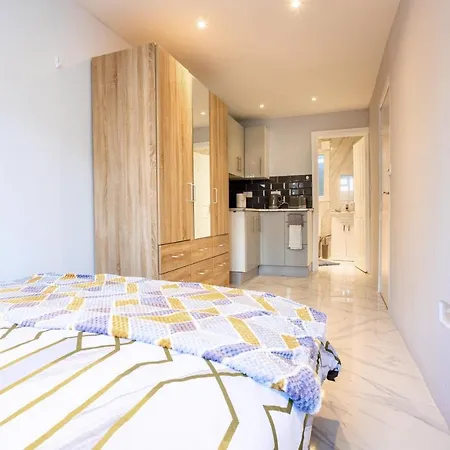 Amazing 3 Bedroom, 2 Bathroom, Ground Floor Flat With Garden, Near Train Station And Bus Stop Londres Extérieur photo