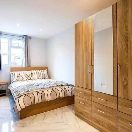 Amazing 3 Bedroom, 2 Bathroom, Ground Floor Flat With Garden, Near Train Station And Bus Stop Londres Extérieur photo