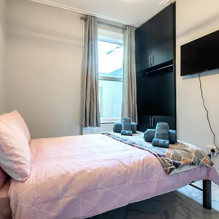 Amazing 3 Bedroom, 2 Bathroom, Ground Floor Flat With Garden, Near Train Station And Bus Stop Londres Extérieur photo