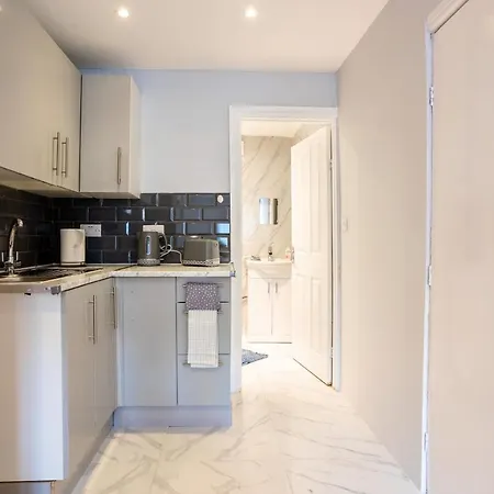 Amazing 3 Bedroom, 2 Bathroom, Ground Floor Flat With Garden, Near Train Station And Bus Stop Londres Extérieur photo