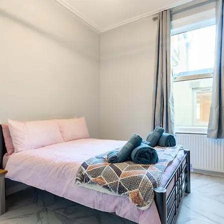Amazing 3 Bedroom, 2 Bathroom, Ground Floor Flat With Garden, Near Train Station And Bus Stop Londres Extérieur photo