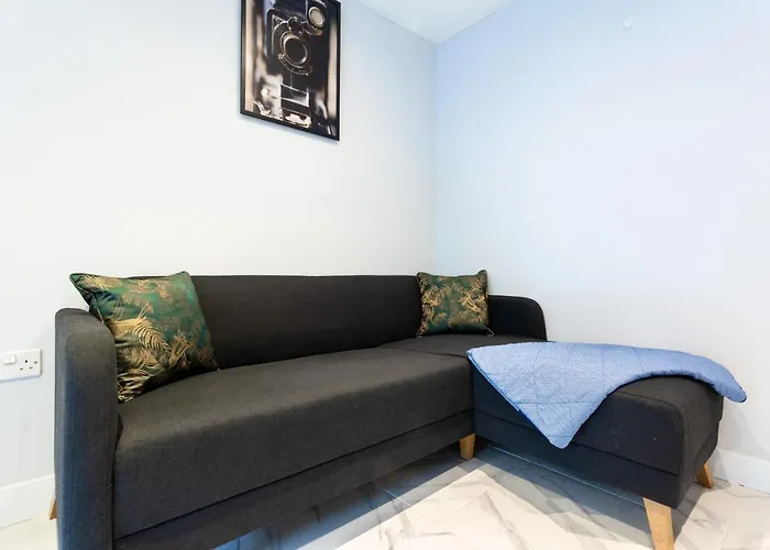 Amazing 3 Bedroom, 2 Bathroom, Ground Floor Flat With Garden, Near Train Station And Bus Stop