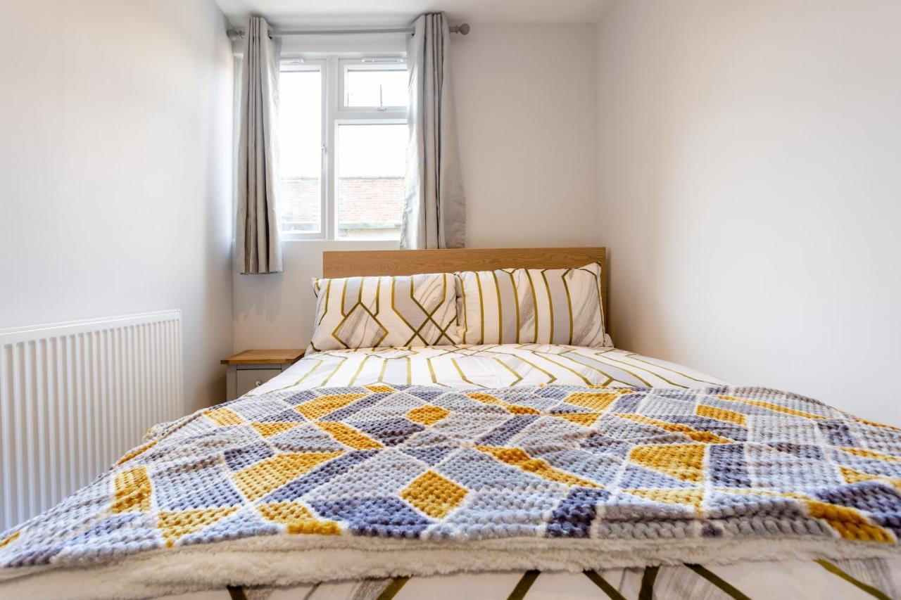 Amazing 3 Bedroom, 2 Bathroom, Ground Floor Flat With Garden, Near Train Station And Bus Stop * Londra