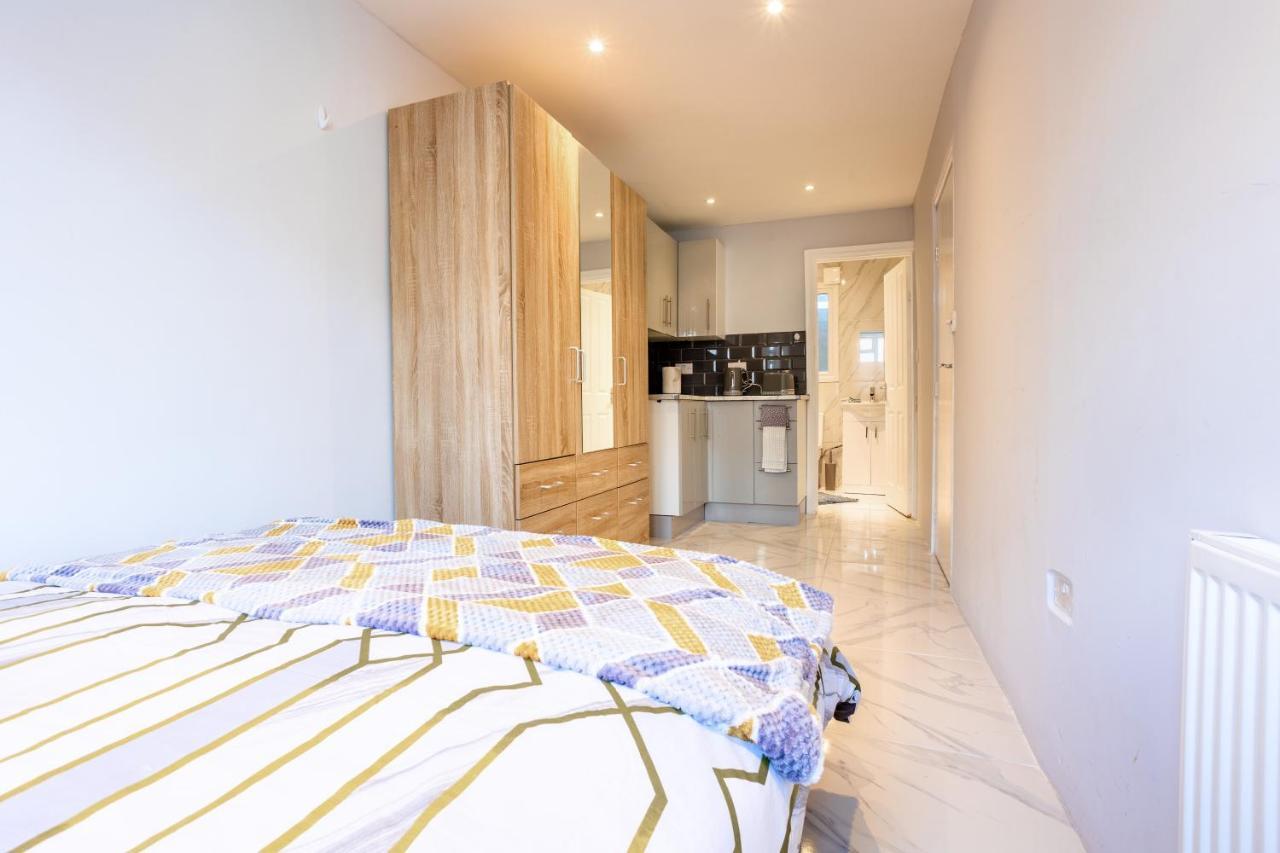 Villa Amazing 3 Bedroom, 2 Bathroom, Ground Floor Flat With Garden, Near Train Station And Bus Stop Londra